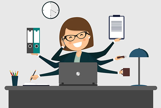 Personne au bureau montrant le multitâche